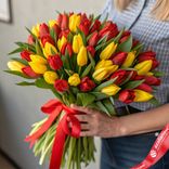 Маленькое фото 1: 101 красный и желтый тюльпан, Россия