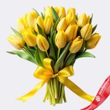 Маленькое фото 1: Букет из 33 желтых тюльпанов с лентой, Россия