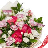 Маленькое фото 3: Букет из гвоздик, пионов, роз, лизиантусов «Любовь и радость»
