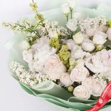 Маленькое фото 2: Букет из белых роз, пионов, гвоздики «Преображение»