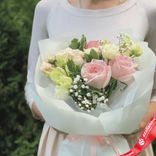 Маленькое фото 3: Букет из 3 розовых, 2 желтых роз, лизиантуса и гипсофилы «Школьный вальс»