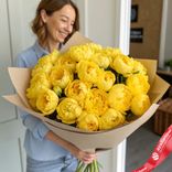 Маленькое фото 1: Букет из 51 желтого пиона в крафте, Голландия