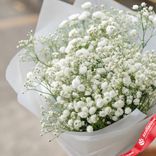 Маленькое фото 2: Букет из 5 белых гипсофил в белой пленке