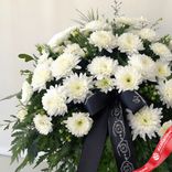 Маленькое фото 2: Траурный букет из 30 белых хризантем «Думаю о тебе»