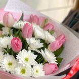 Маленькое фото 3: Букет из 7 белых кустовых хризантем и 10 розовых тюльпанов в пленке