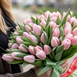 Маленькое фото 2: Букет из 51 розового тюльпана с зеленой лентой, Россия