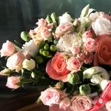 Маленькое фото 2: Букет из роз, лизиантуса, гиперикума в коробке «Лучик любви»