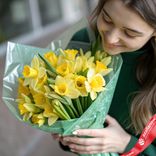 Маленькое фото 1: Букет из 19 желтых нарциссов в зеленой пленке