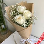 Маленькое фото 1: Букет из 3 белых роз с гипсофилой в крафте, 40 см, с лентой Эквадор