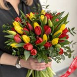 Маленькое фото 1: Букет из 40 красно-желтых тюльпанов с рускусом