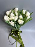 Фото флориста 1: 15 белых тюльпанов с лентой, Россия