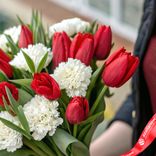 Маленькое фото 3: Букет из 11 красных тюльпанов и 8 белых гвоздик с красной лентой