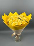 Фото флориста 1: Букет из 7 желтых кустовых пионовидных роз
