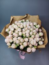 Фото флориста 2: Букет из 25 кустовых светло-розовых роз в крафте