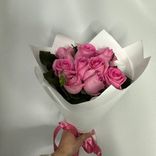 Фото флориста 6: Акция! Букет из 9 роз в белой бумаге «Секрет роз»