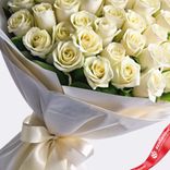 Маленькое фото 3: Букет из 75 белых роз в крафте с лентой, 60см, Россия
