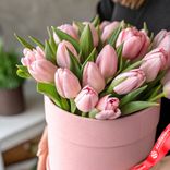 Маленькое фото 2: Букет из 17 розовых тюльпанов в розовой коробке