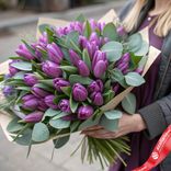 Маленькое фото 1: Лавандовый рассвет: 60 сиреневых тюльпанов с эвкалиптом