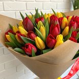 Маленькое фото 2: 45 красных и желтых тюльпанов в крафте, Россия