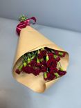 Фото флориста 1: Букет из 10 гвоздик кустовых красных в крафте, Диантус, Голландия