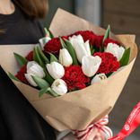 Маленькое фото 1: Букет из 10 белых тюльпанов и 9 красных гвоздик в крафте с лентой