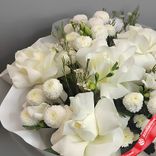 Маленькое фото 2: Букет из роз, фрезий, хризантем «Лучшей мамочке»