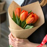 Маленькое фото 1: Букет из 5 оранжевых тюльпанов в крафте
