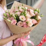 Маленькое фото 1: Букет из 11 светло-розовых лизиантусов в крафте