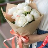 Маленькое фото 1: Букет из 7 белых пионов в крафте с розовой лентой