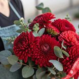 Маленькое фото 2: Композиция из 9 хризантем насыщенно-алого оттенка с эвкалиптом «Роскошь»