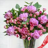 Маленькое фото 2: Букет из 9 фиолетовых пионов и 9 розовых роз