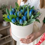 Маленькое фото 1: Букет из 15 голубых тюльпанов с зеленью в белой коробке, Россия
