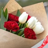 Маленькое фото 3: Букет из 3 белых тюльпанов и 4 красных гвоздик в крафте с лентой
