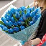 Маленькое фото 1: Букет из 35 голубых тюльпанов в голубой пленке, Россия