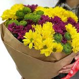 Маленькое фото 2: Букет из 15 кустовых хризантем в крафте