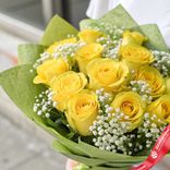 Маленькое фото 2: Букет из 13 желтых роз и гипсофил с зеленой пленке