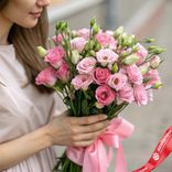 Маленькое фото 1: Букет из 15 розовых лизиантусов с розовой лентой