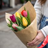 Маленькое фото 1: Букет из 5 микс тюльпанов в крафте