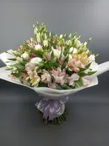 Фото флориста 1: Букет из альстромерий, эустом и рускуса