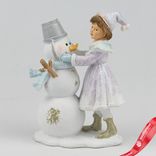 Маленькое фото 1: Сувенир Девочка со снеговиком (полирезин), Н12,5х9х5см, цв. в асс.