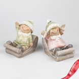 Маленькое фото 1: Сувенир Мальчик/Девочка на санках (полирезин), Н9х9х7,8см, в асс., зеленый/розовый