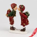 Маленькое фото 1: Сувенир Мальчик и девочка с подарками (полирезин), Н11,5х9,5х4см, красный