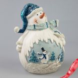Маленькое фото 2: Сувенир Снеговик (полирезин), H13,5x10,5x9см, в асс., белый/голубой