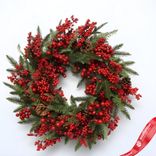 Маленькое фото 1: Венок еловый с ягодами и шишками, D56см, зеленый/красный