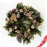 Маленькое фото 1: Венок еловый с ягодами, шишками и шарами, D56см, зеленый/золотой