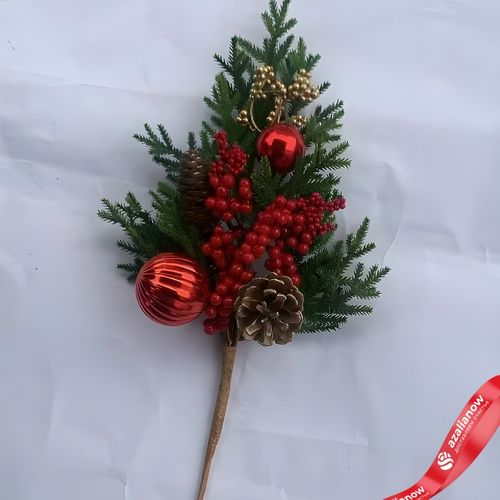 Ветка еловая с ягодами, шишками и шарами, 45см, зеленый/красный