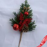 Маленькое фото 1: Ветка еловая с ягодами, шишками и шарами, 45см, зеленый/красный