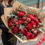 Маленькое фото 1: Букет из 50 красных пионов с эвкалиптом в крафте