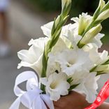 Маленькое фото 2: Букет из 3 белых гладиолусов с белой лентой