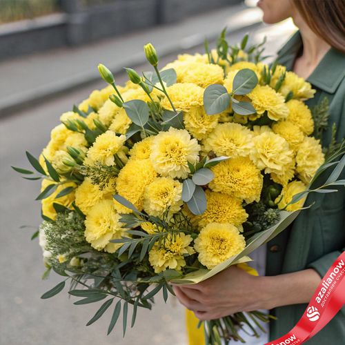 Букет из 50 желтых гвоздик с рускусом и эвкалиптом
